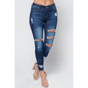 Distressed - Dark washed jeans